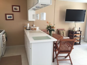 Geladeira, micro-ondas, fogão, cooktop