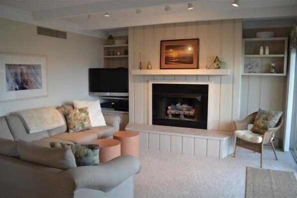 Een smart-tv, een open haard, een dvd-speler en boeken