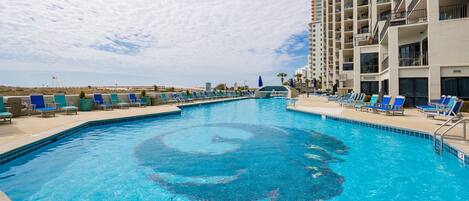 Una piscina cubierta, una piscina al aire libre