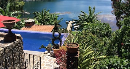 Luxueuse villa de 3 chambres au bord du lac avec piscine chauffée et bain à remous