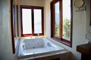 Dusche, Whirlpool, Haartrockner, Handtücher
