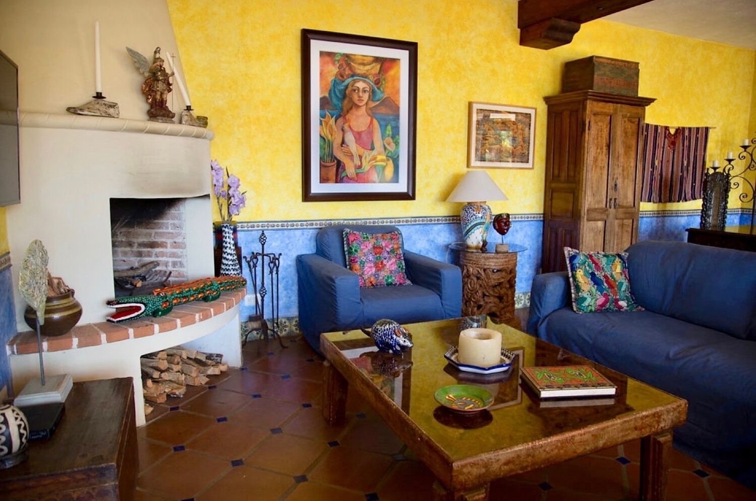 Smart-TV, Kamin, Bücher