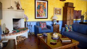 Smart-TV, Kamin, Bücher