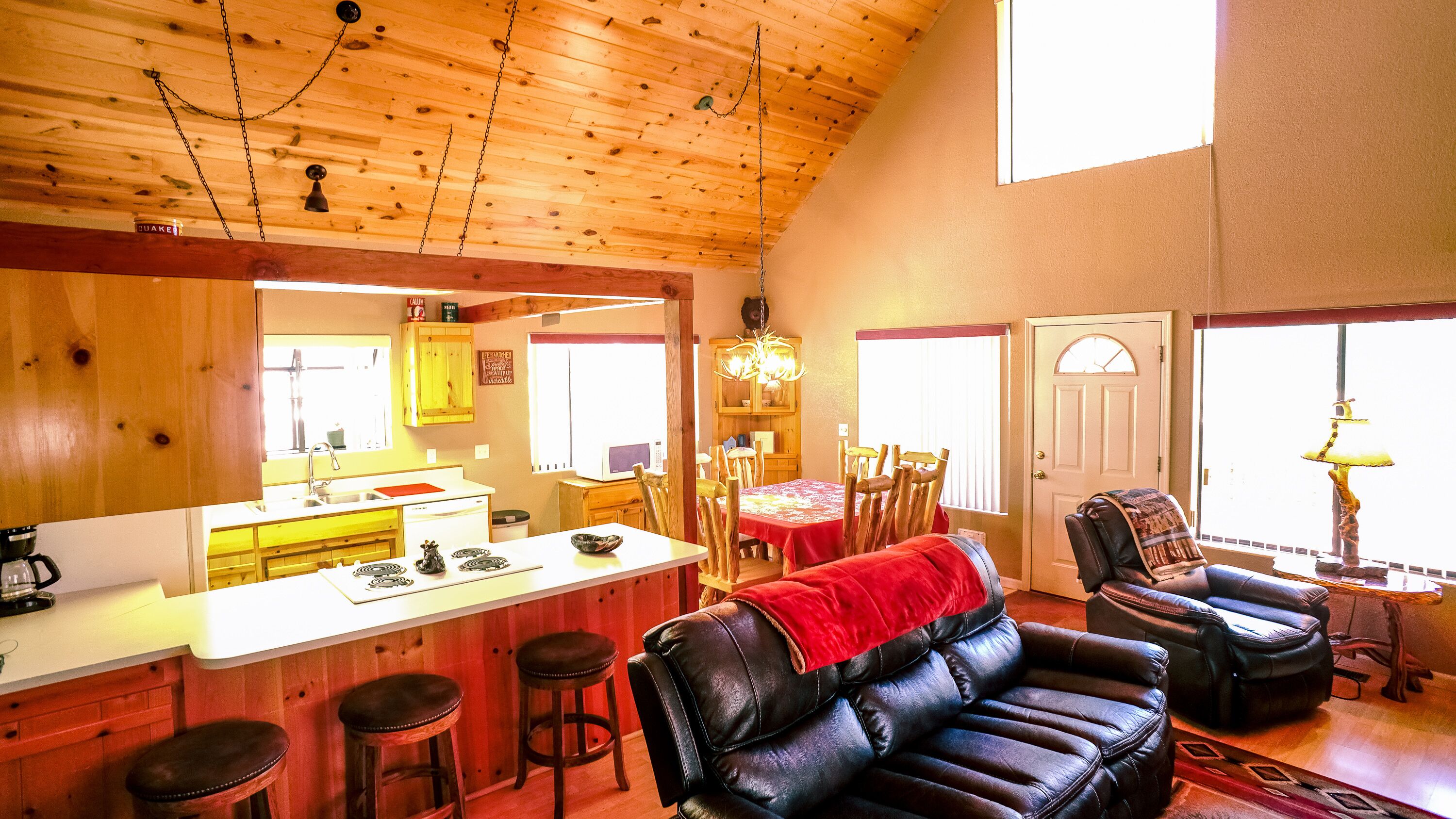 SPECTACULAR COZY CABIN NESTLED IN THE PINES BIG FRONT DECK FENCED FOR DOGS