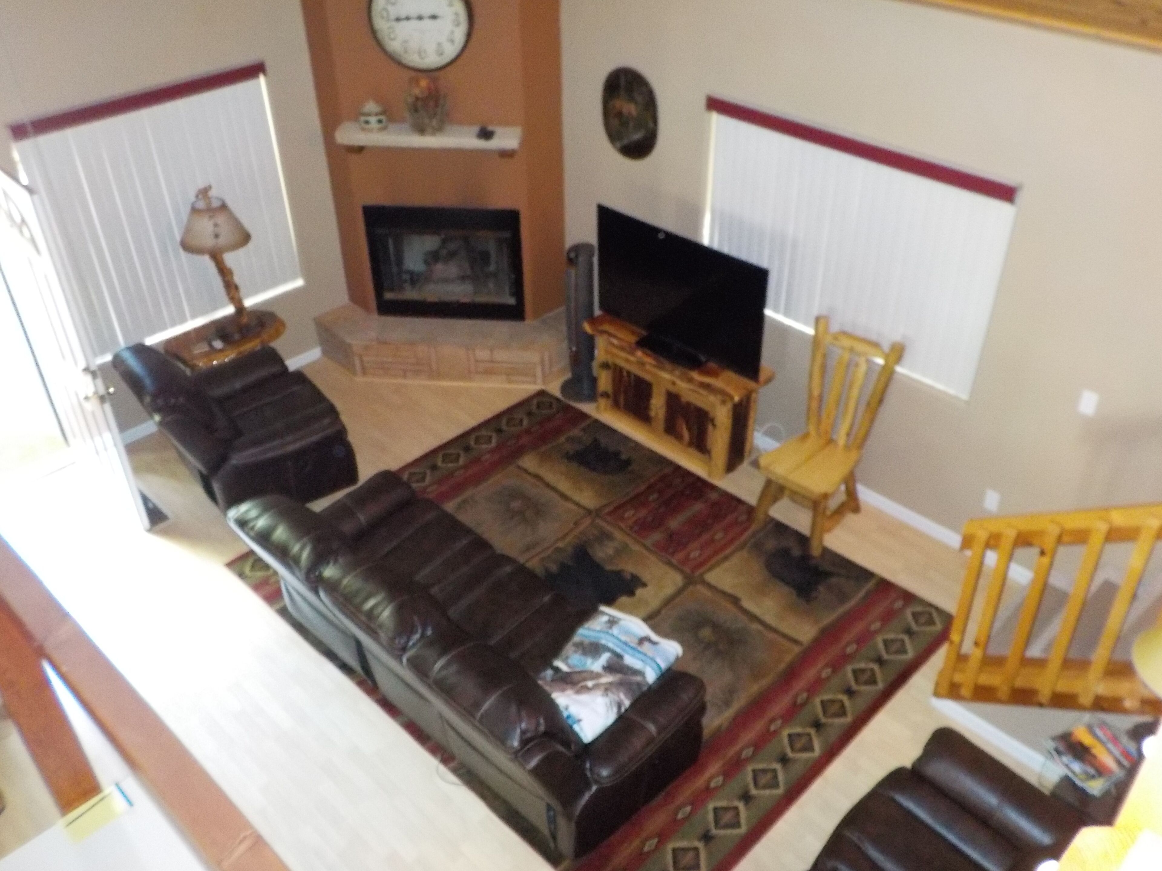 SPECTACULAR COZY CABIN NESTLED IN THE PINES BIG FRONT DECK FENCED FOR DOGS