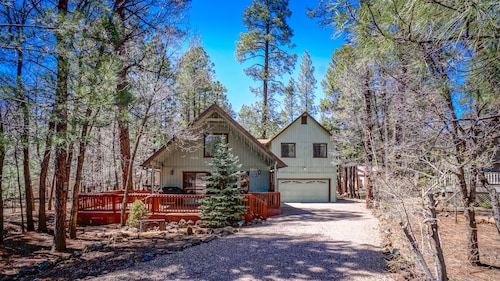 SPECTACULAR COZY CABIN NESTLED IN THE PINES BIG FRONT DECK FENCED FOR DOGS