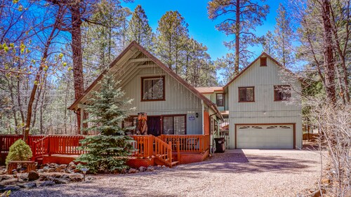SPECTACULAR COZY CABIN NESTLED IN THE PINES BIG FRONT DECK FENCED FOR DOGS