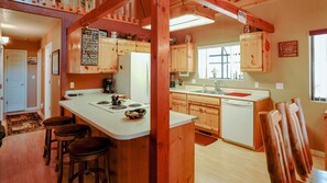 Fridge, microwave, oven, stovetop - SPECTACULAR COZY CABIN NESTLED IN THE PINES BIG FRONT DECK FENCED FOR DOGS (PINETOP)