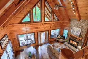 Smart TV, fireplace, DVD player, foosball - Christine’s Chalet at Trickle Creek in Hocking Hills (Logan)