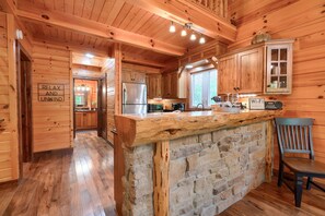 Fridge, microwave, oven, stovetop - Christine’s Chalet at Trickle Creek in Hocking Hills (Logan)