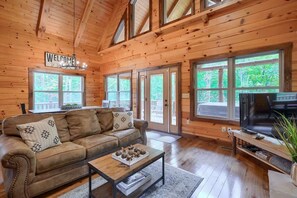 TV connectée, cheminée, lecteur de DVD, baby-foot