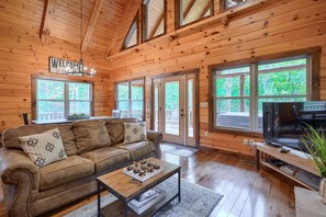 Smart TV, fireplace, DVD player, foosball - Christine’s Chalet at Trickle Creek in Hocking Hills (Logan)