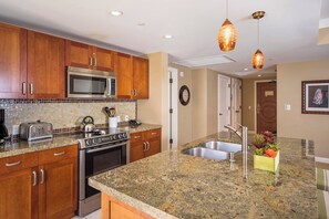 Køleskab, mikrobølgeovn, ovn, kogeplade