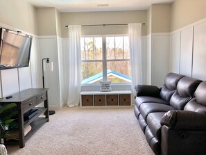 Een smart-tv, een open haard, videogames en een filmbibliotheek