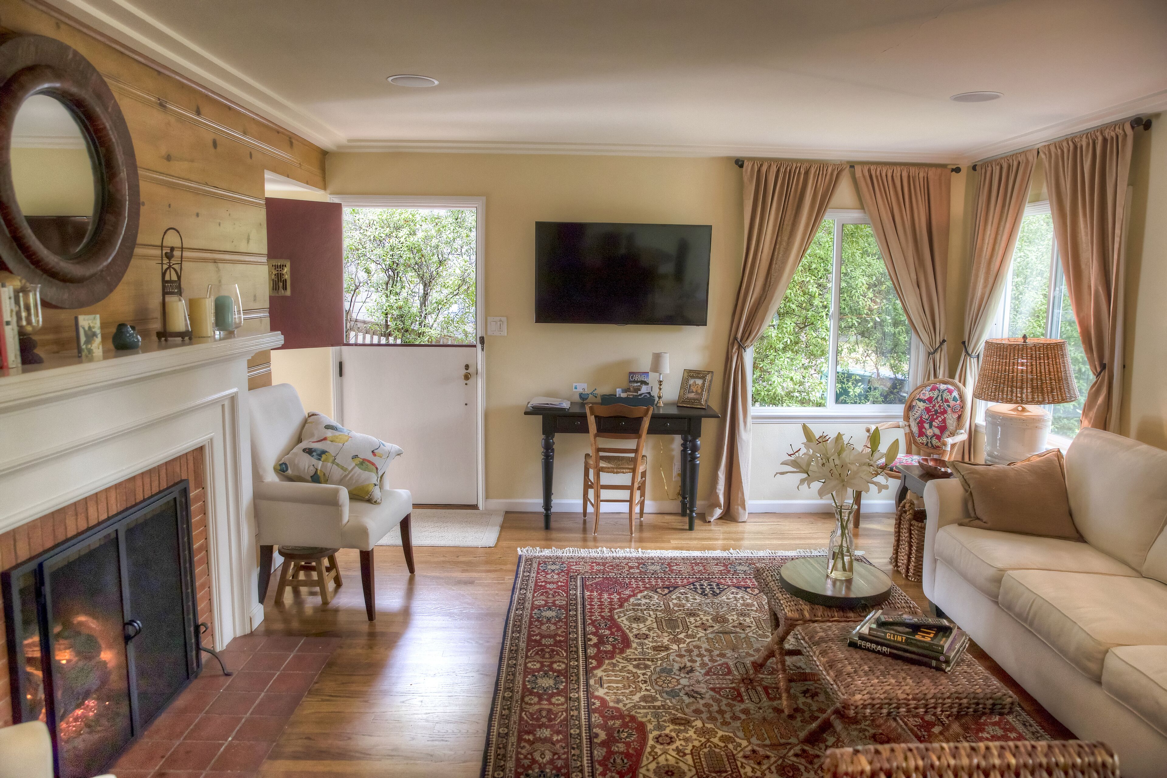 Elegance & Serenity and A Short Walk To Town