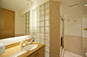 Haartrockner, Handtücher, Seife, Toilettenpapier