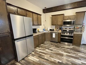 Kjøleskap, mikrobølgeovn, ovn og kokeplater