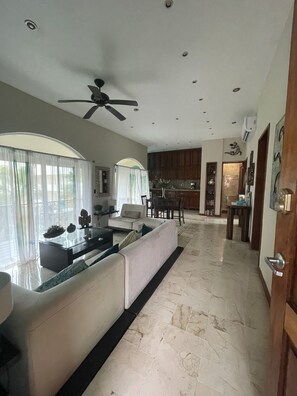 Smart-TV, DVD-Player, Bücher, Videothek