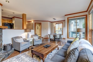 Smart TV, fireplace, DVD player, toys - Ski-in Chic and Cozy 2bed, 2 bath Townhouse in the Upper Village / Benchlands (Whistler)
