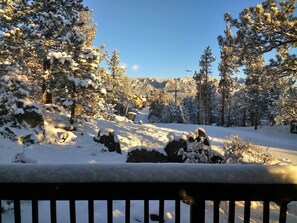A snowy landscape with a cabin in the background. - Great cabin with AC!  Walk to town, wifi, 2 King Masters, fireplace, great views (Estes Park)