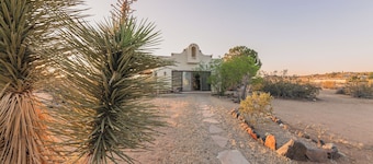 Hot Tub, Stargazing and Amazing Desert Views