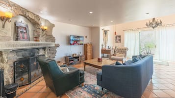 Smart TV, chimenea, Netflix y reproductor de DVD