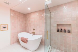 Bathtub, rainfall showerhead, hair dryer, towels - Hot Tub Stargazing with Amazing Desert Views (Joshua Tree)
