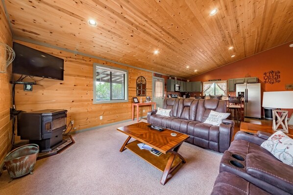 電視、壁爐、書籍