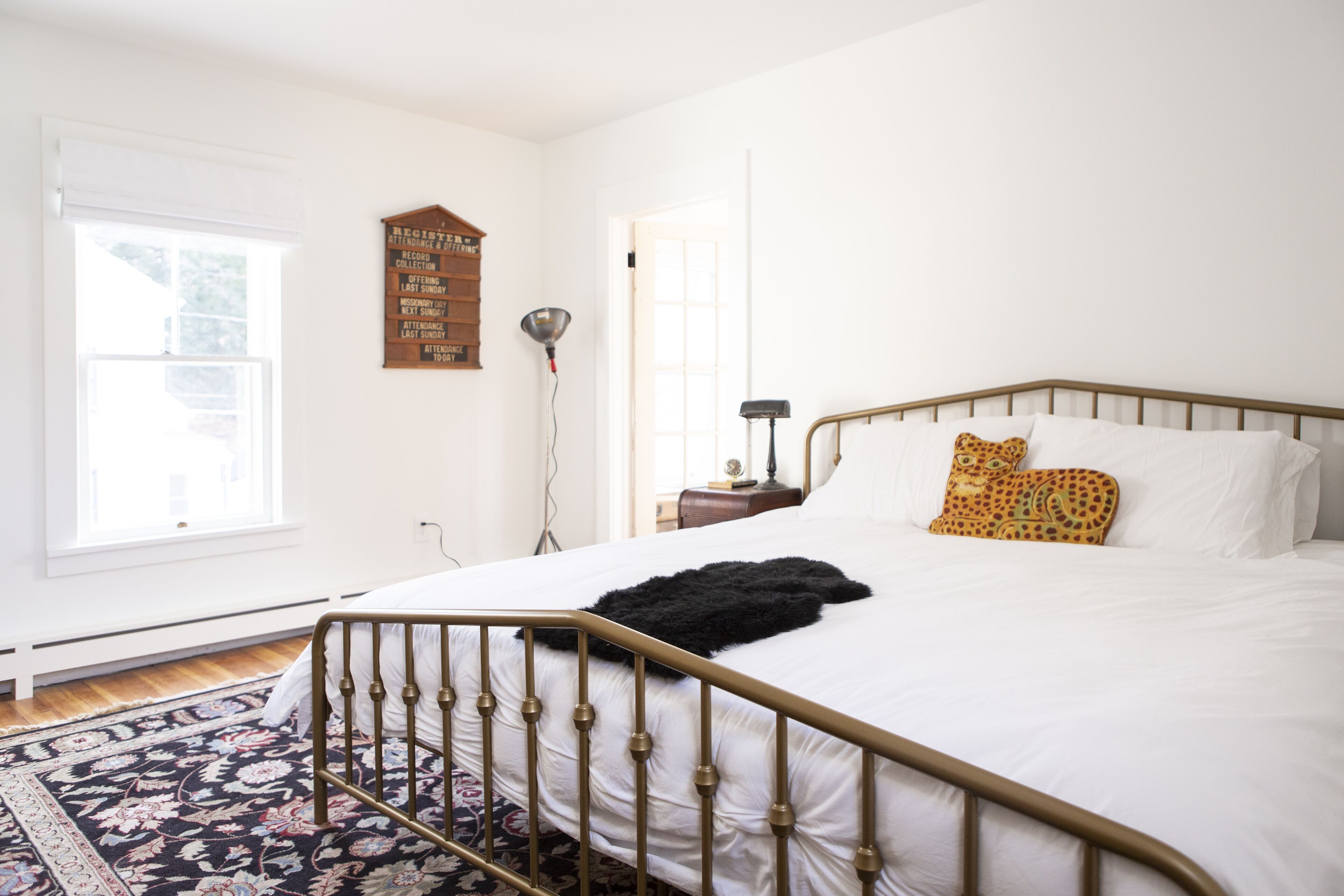 4 chambres, bureau, fer et planche à repasser, lit de bébé portatif