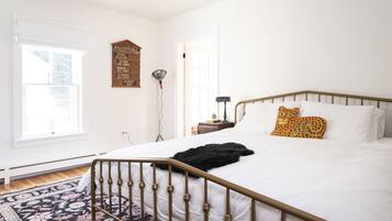 4 chambres, bureau, fer et planche à repasser, lit de bébé portatif
