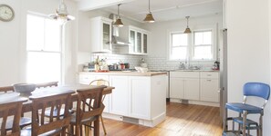 Kaffe- och tebryggare, kylskåp, mikrovågsugn och ugn