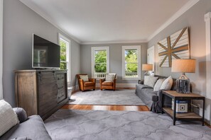 Smart TV, libros y estéreo 