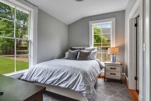 3 bedrooms, iron/ironing board, travel cot, WiFi -  A Historic Snohomish Home [The Walton House-1889] (Snohomish)
