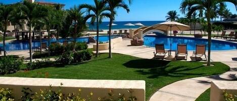 Alberca al aire libre y alberca climatizada