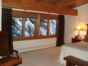 2 bedrooms, iron/ironing board, travel cot, free WiFi - Gore Creek just off the back deck, Free Bus, Wi-Fi, Hot Tub, Summer Pool (Vail)