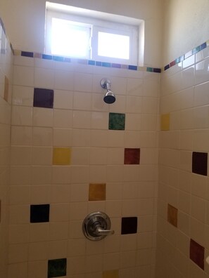 Douche, sèche-cheveux, serviettes fournies, savon