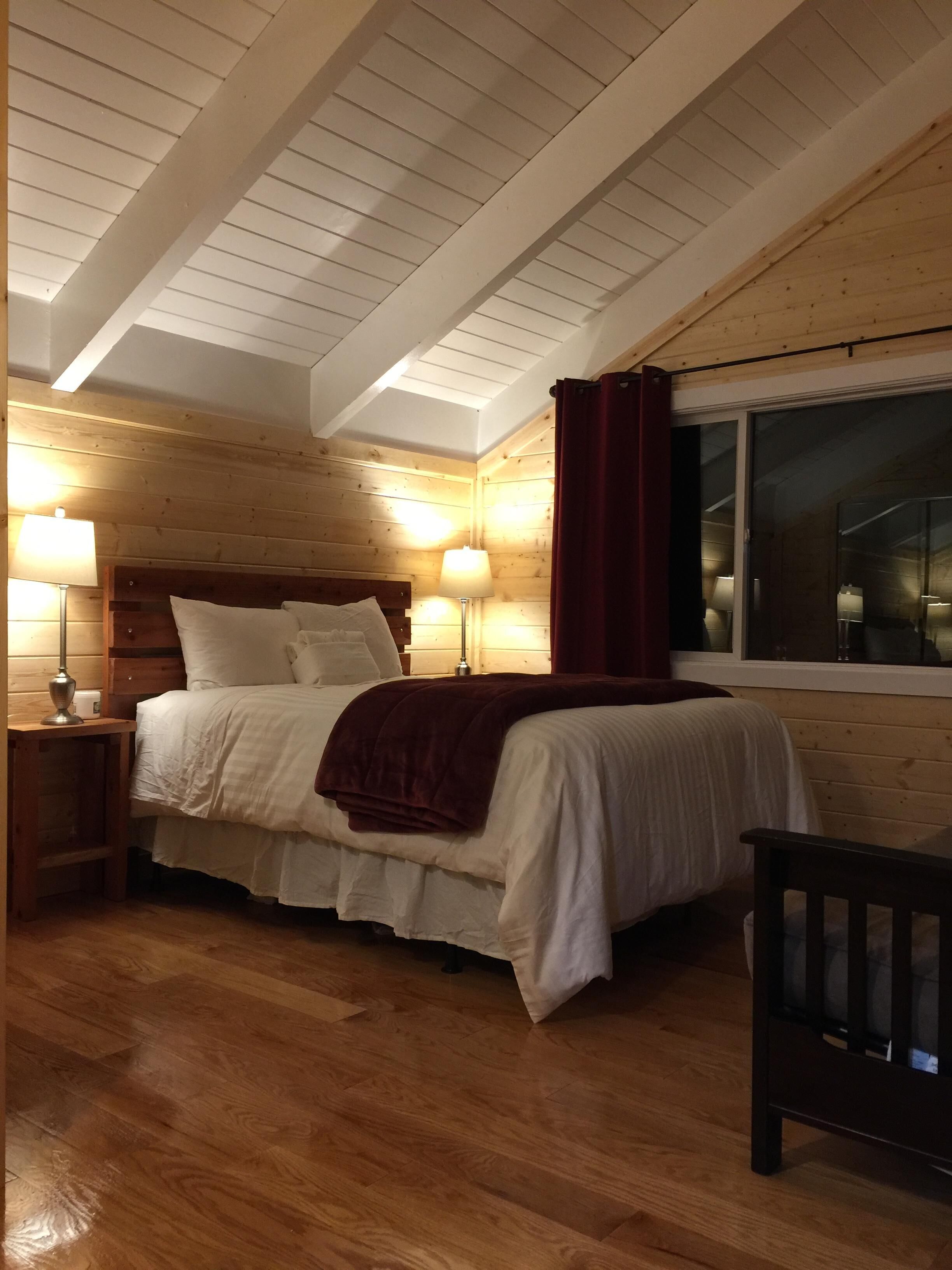 Newly renovated Spacious Wooden Cabin, Next To Golf Course, River, Trails