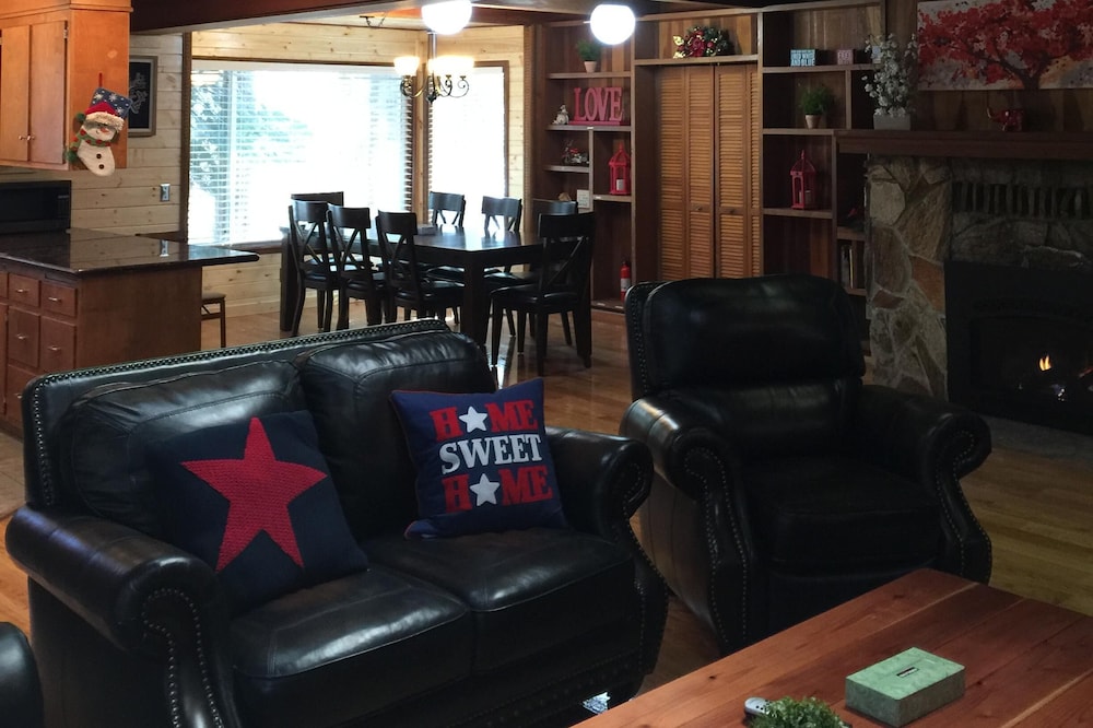 Newly renovated Spacious Wooden Cabin, Next To Golf Course, River, Trails