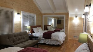 Una habitación acogedora con dos camas, un sofá y una televisión.