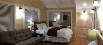 Spacious Wooden Cabin, Next To Golf Course, River, and Trails - sleep 10