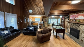 Fernseher, Kamin, Tischfußball, Bücher