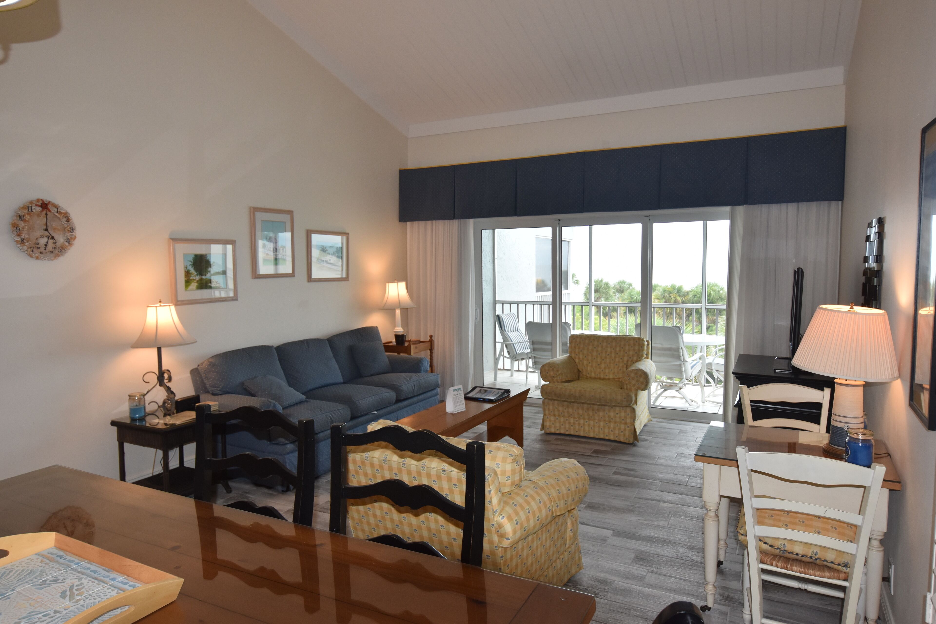 OPEN 3/3 South Seas ON beach Sleeps 8 pool TOP Floor End Unit newly renovated 