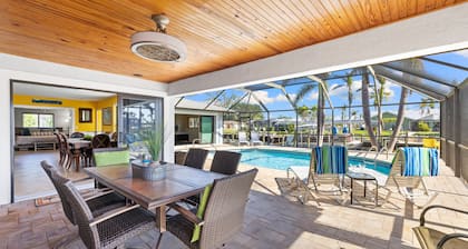 5 Bedroom/4 Bath Saltwater Pool Home with Kayaks and Boat!
Fishing off the dock!
