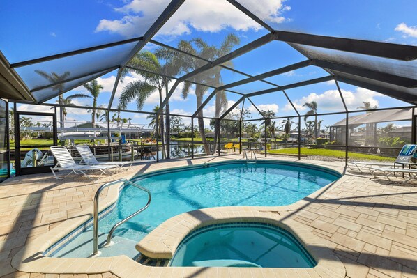 Alberca al aire libre y alberca climatizada