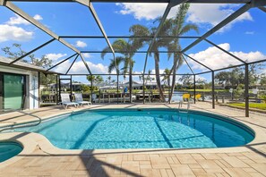 Alberca al aire libre y alberca climatizada