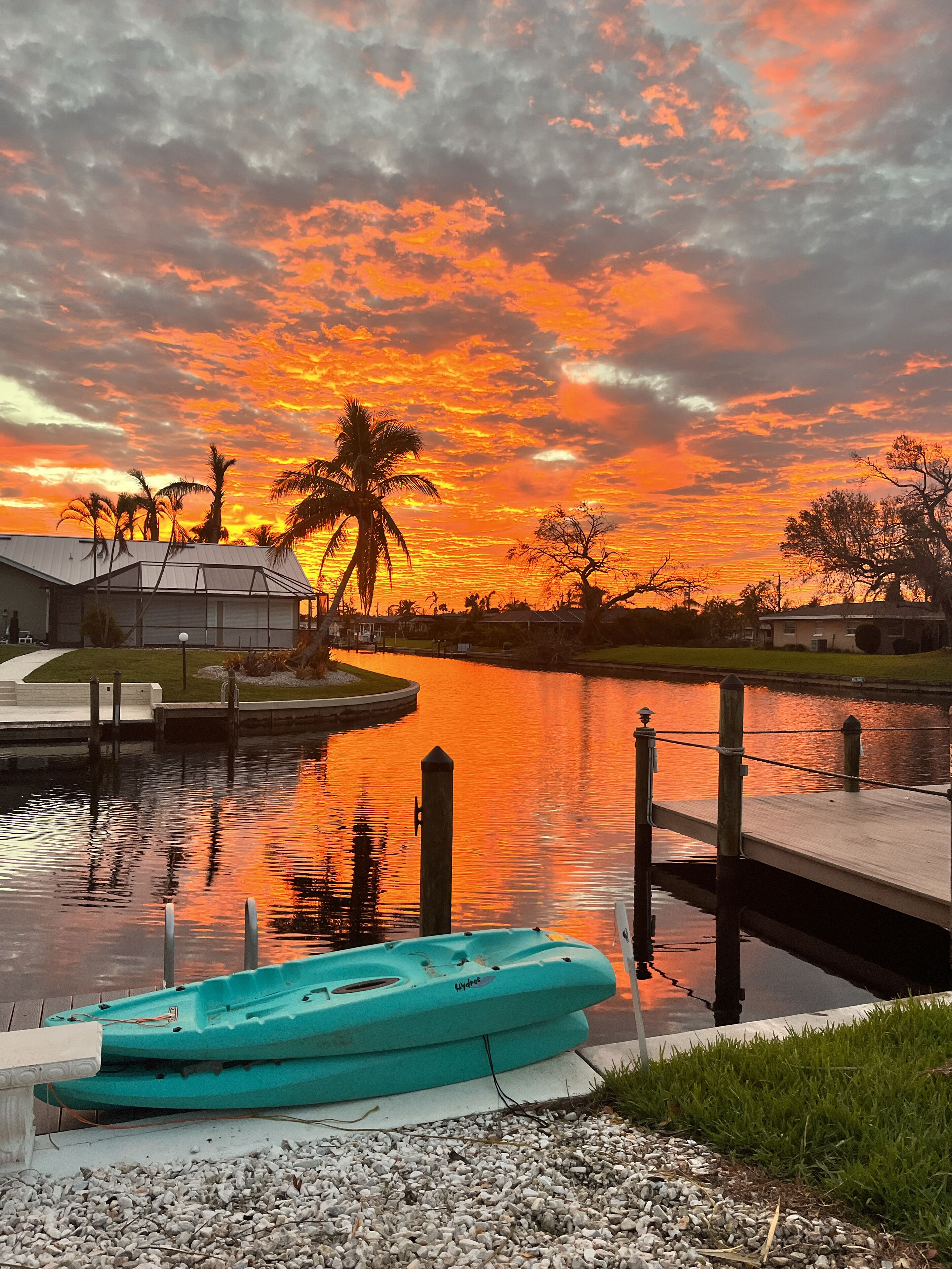  Please read our reviews!! 5 Bedroom Saltwater Pool Home!
