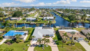 Un quartier résidentiel avec un canal, des maisons et un bâtiment dont le toit est bleu.