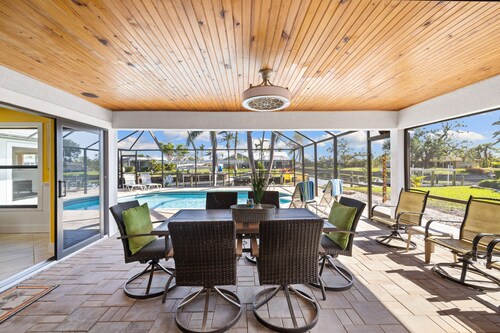 5 Bedroom Saltwater Pool Home W/Kayaks, Bikes and BOAT!
Check out November!