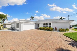 Exterior - 5 Bedroom Saltwater Pool Home W/Kayaks, Bikes and BOAT!
Check out November! (Cape Coral)