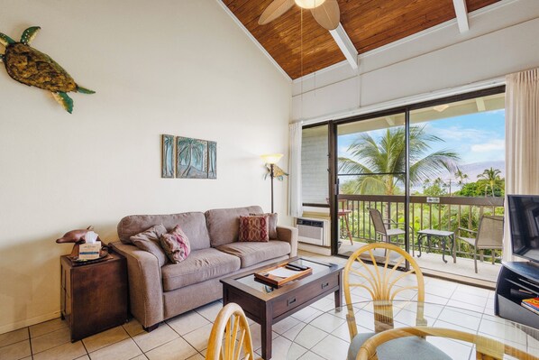 TV - 2BR Ocean/Mtn Views, Across from Beach, AC in bedroom, Last Minute Deals! (Kihei)